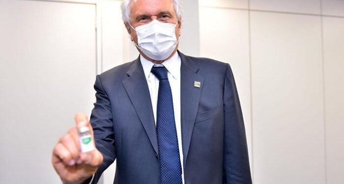 Decisão do STF leva Caiado a negociar compra de vacina com laboratórios