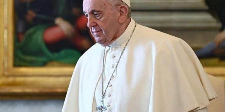 Com aval do Papa, Vaticano proíbe benção a uniões homoafetivas