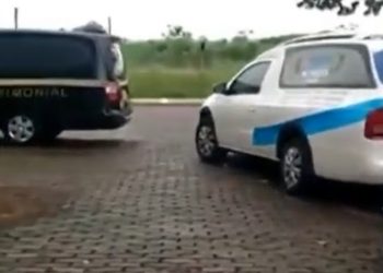 Carros funerários fazem fila com corpos de vítimas da Covid-19 em cemitério de Goiânia