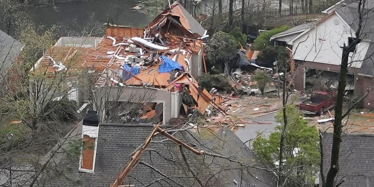 Tornados deixam ao menos cinco mortos e danos nos EUA