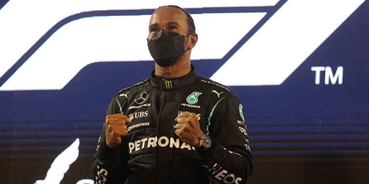 Hamilton segura Verstappen em abertura épica de temporada na Fórmula 1