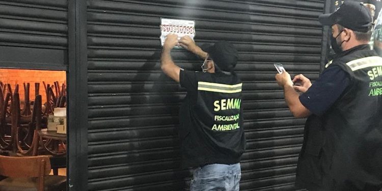 Fiscalização de Aparecida interdita bar, casa de shows e apreende dois carros