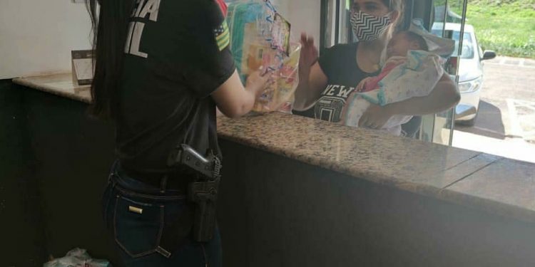 POLÍCIA CIVIL REALIZA DOAÇÃO DE CESTAS E FRALDAS PARA COMUNIDADE DE VALPARAÍSO