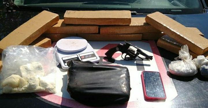 GPT PRENDE MULHER DE ENVOLVIDO COM O TRÁFICO DE DROGAS ONDE UM DELES SE DISFARSAVA DE PASTOR EVANGÉLICO EM URUAÇU
