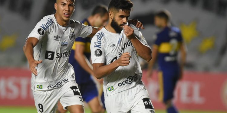 Diniz é expulso na estreia, mas Santos vence o Boca e respira na Libertadores