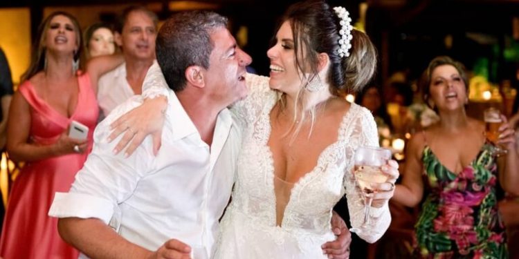 Última esposa do ator Tom Veiga pede que corpo seja exumado