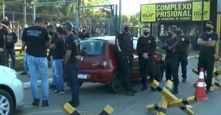 POLICIAIS PENAIS FAZEM MANIFESTAÇÃO COBRANDO AUMENTO NO EFETIVO E REAJUSTE SALARIAL, EM APARECIDA DE GOIÂNIA