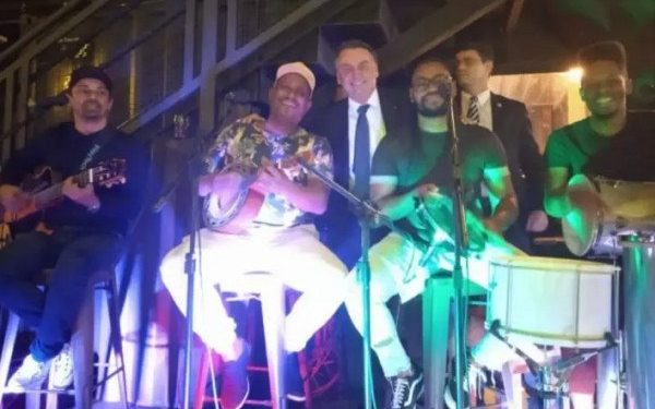 EM MEIO À ALTA DA COVID-19, BOLSONARO PARTICIPA DE FESTA DE SECRETÁRIO