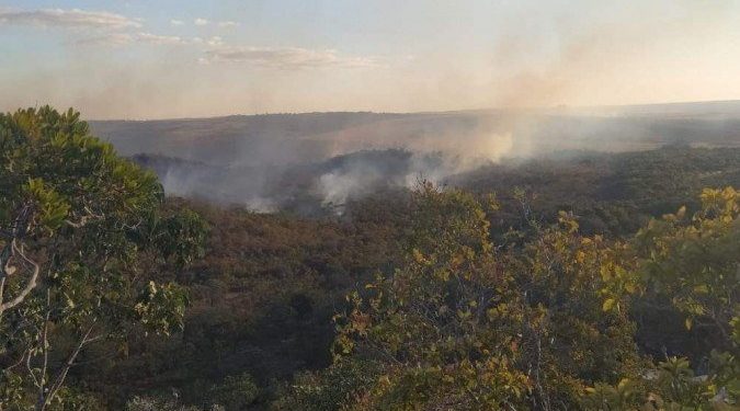 FOGO DIMUNUI, MAIS AINDA QUEIMA ÁREA PRESERVADA NA CHAPADA DOS VEADEIROS