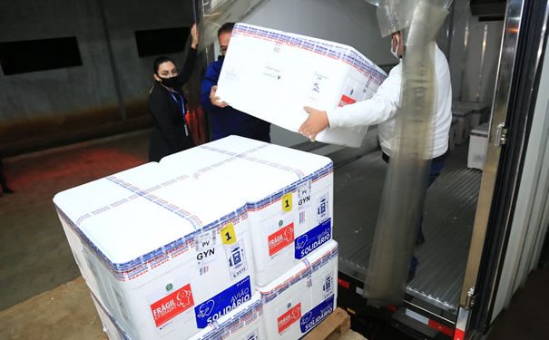 Governo de Goiás recebe novo lote com 99.800 doses de vacinas contra Covid-19