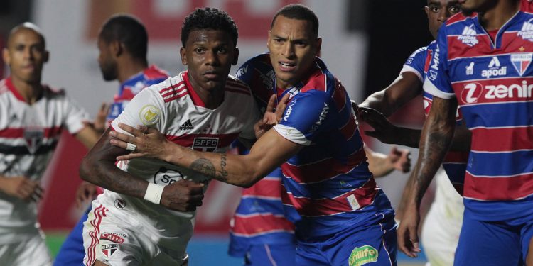Em jogo com atendimento médico grave, Fortaleza vence São Paulo e vira vice-líder