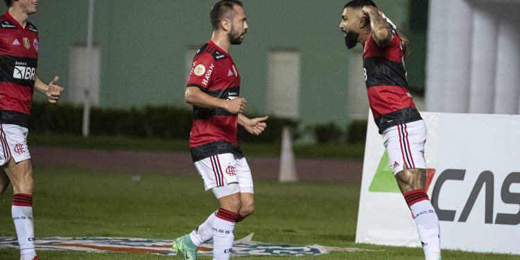 COM TRÊS GOLS DE GABI, UM DE PEDRO E UM DE VITINHO, FLAMENGO GOLEIA O BAHIA PELO BRASILEIRÃO