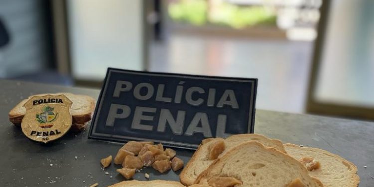 Servidores flagram mulher tentando repassar droga dentro de pacote de pão para preso da Unidade Prisional de Rio Verde