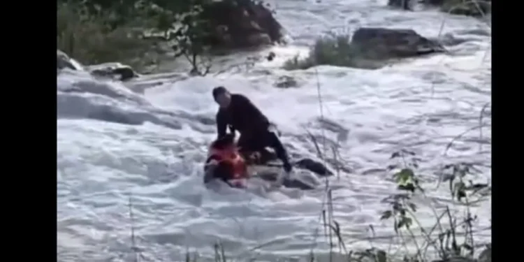 Turista escorrega em cachoeira e por pouco não é levado pela correnteza, em Águas Lindas; veja resgate