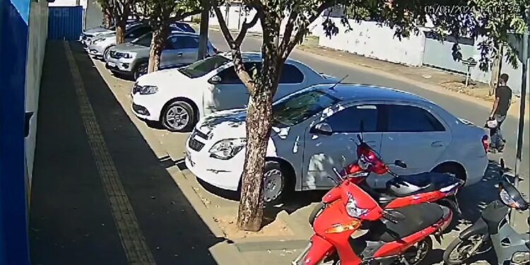 Criminoso furta Honda Biz em plena luz do dia em frente colégio em Uruaçu