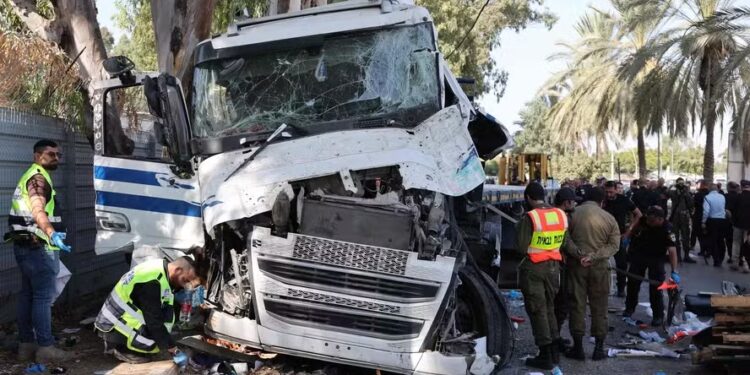 Caminhão atropela pelo menos 35 pessoas em Israel