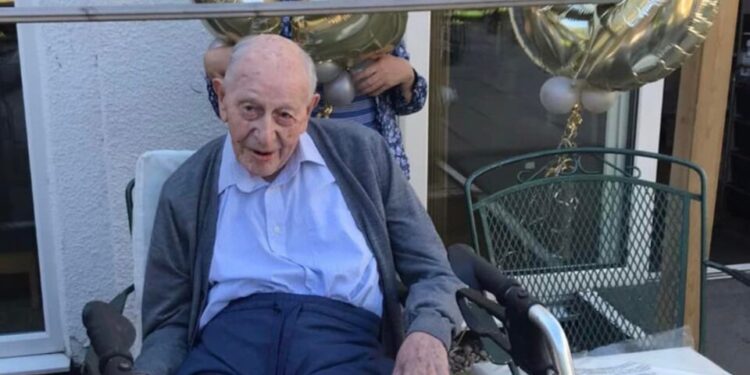 Homem mais velho do mundo morre três meses após fazer 112 anos