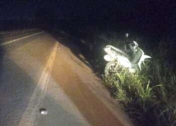 Mulher é arremessada na rodovia após ser atingida por carro e ainda tem a moto apreendida por conta de documentos