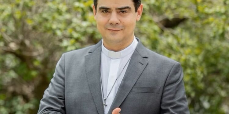 Quatro anos após escândalo, padre Robson investe em redes sociais para levar mensagem