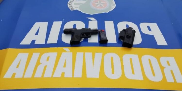 Homem de 41 anos é conduzido à delegacia após ser abordado pela PRE com arma de fogo sem liberação para porte e guia de transporte em Niquelândia