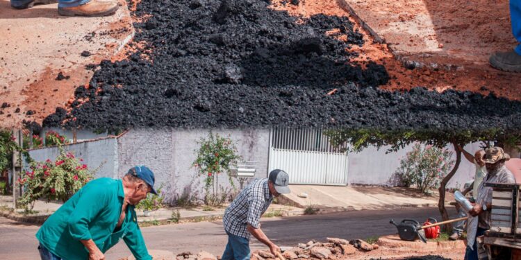 OPERAÇÃO TAPA-BURACOS COMEÇOU NESTA SEGUNDA-FEIRA EM NIQUELÂNDIA