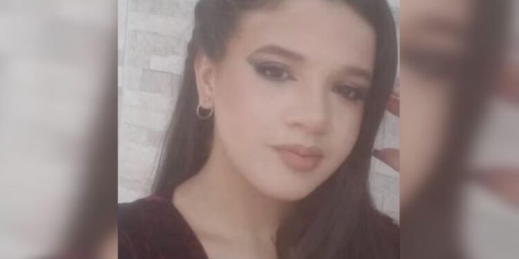 Adolescente morre após levar choque ao mexer no celular depois do banho