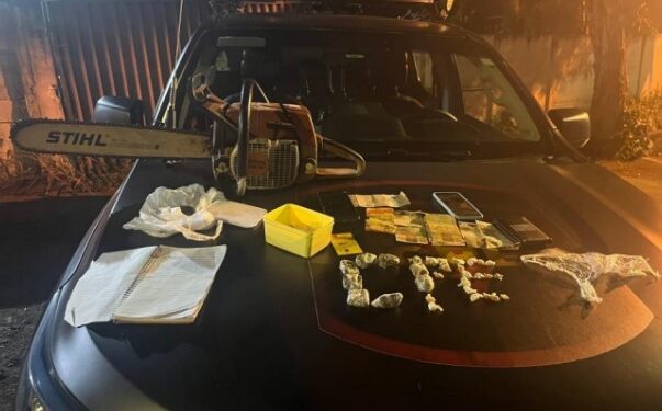 CPE aborda e prende três envolvidos com o tráfico de drogas na Rua Santana, no centro de Niquelândia