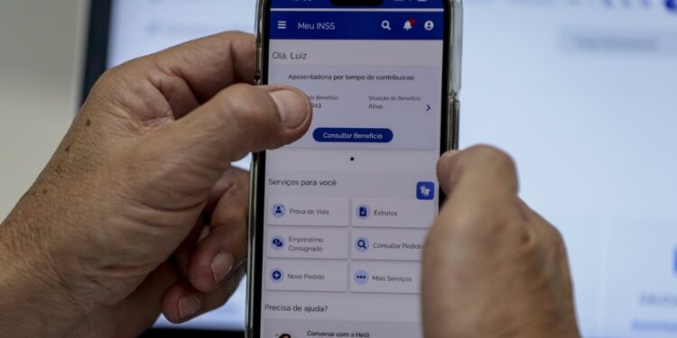 Aposentados descobrem débitos automáticos sem autorização; duas empresas são alvos de mais de 15 mil processos cada uma