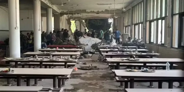 Avião que caiu na Índia atingiu refeitório de faculdade de medicina