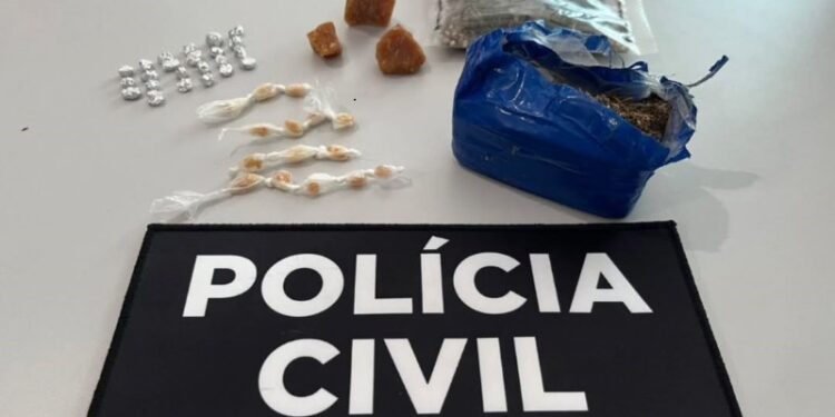 Polícia Civil de Minaçu prende mãe e filho em flagrante por envolvimento com o tráfico de drogas