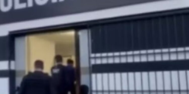 Bombeiro e amigo são presos suspeitos de envolvimento em morte de homem a golpes de facão